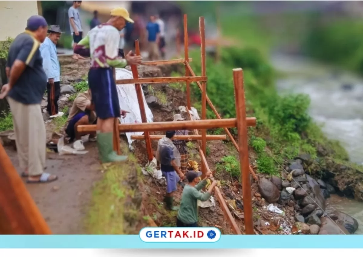 Akses Nyaris Putus, Warga Maraya Perbaiki Jalan Sendiri, Pemerintah Diminta Segera Turun ke Lapangan./Dok.Gertak.id