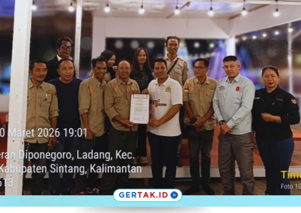 DPC FRIC Sintang Resmi Terbentuk, DPW Kalbar Serahkan SK Kepengurusan./Dok.Alex