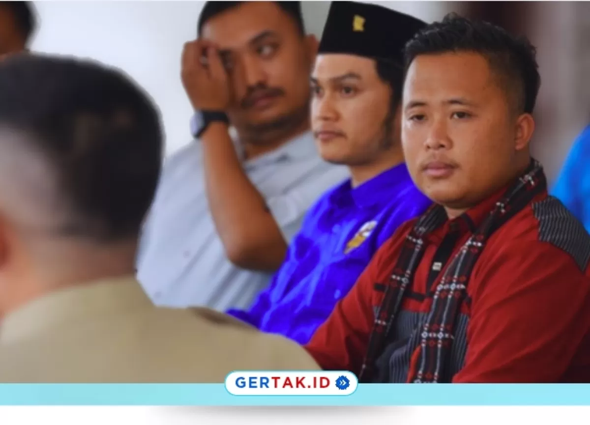 Ketua AMPRAK Citorek, Fauzi Nurholiq (baju merah), bersama sejumlah pemuda saat menghadiri undangan Bupati Moch. Hasbi Asyidiki Jayabaya dalam sebuah pertemuan di Kabupaten Lebak.(Foto: Gertak.id)