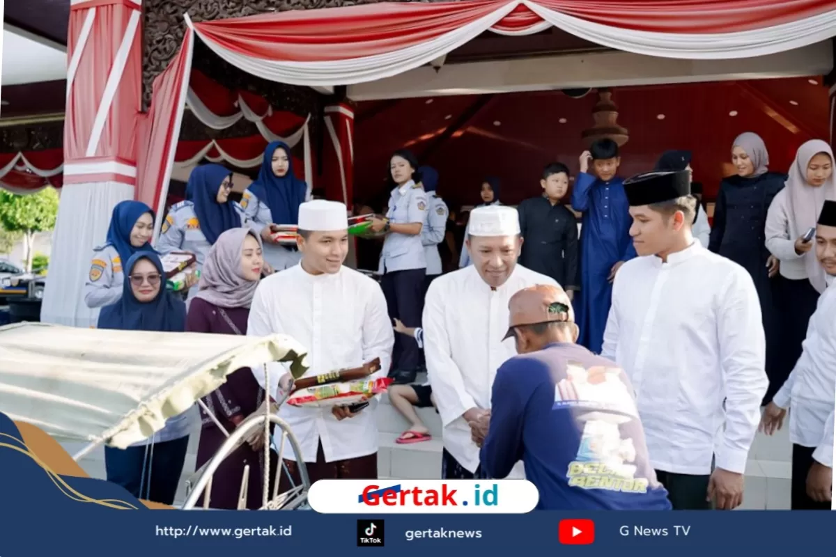 Bupati dan Ketua TP PKK Sampang Bagi-bagi 500 Sembako, Sarung Kepada Tukang Becak  