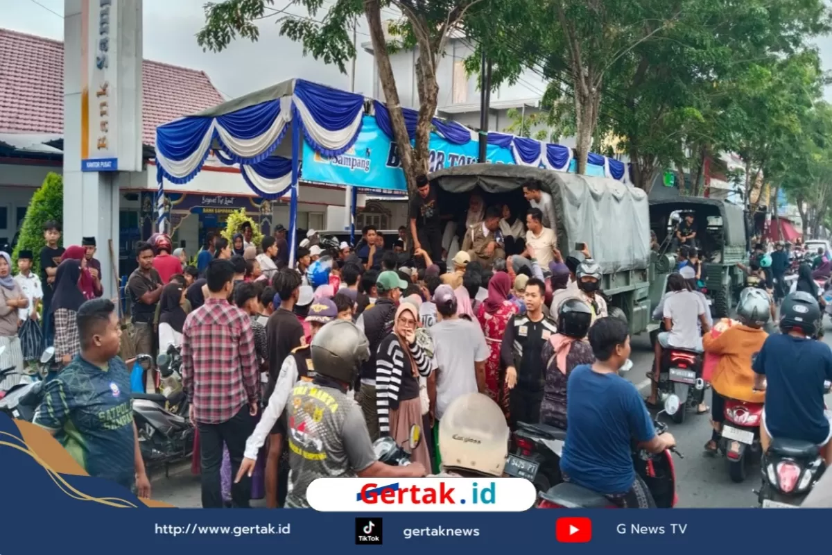 Aksi Nyata Bupati Sampang, Sang Dermawan Bagikan 1.500 Paket Sembako di Tiga Titik  
