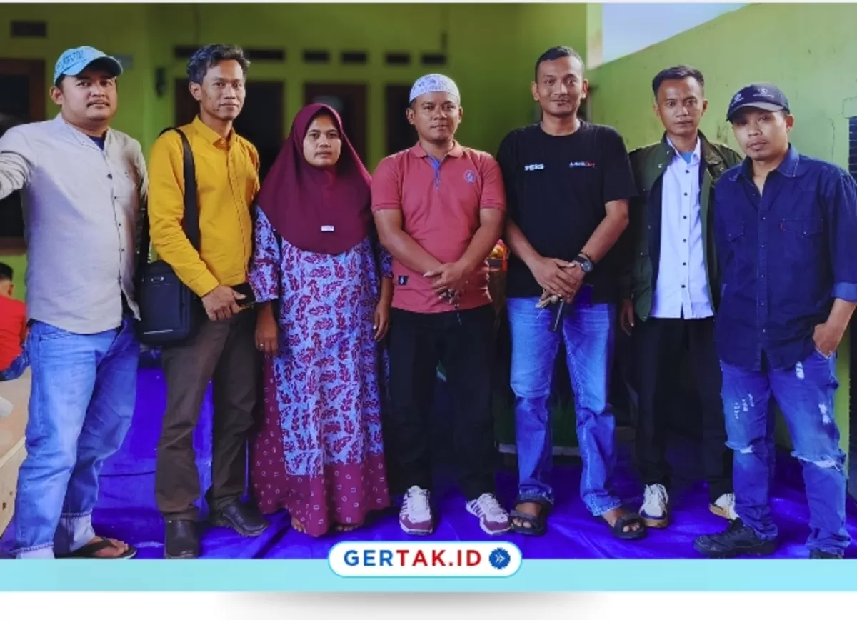 Pengurus Jaringan Pewarta Indonesia menyerahkan bantuan donasi kepada keluarga almarhum Dani Saeputra sebagai bentuk solidaritas dan kepedulian antar insan pers./Dok.Gertak.id