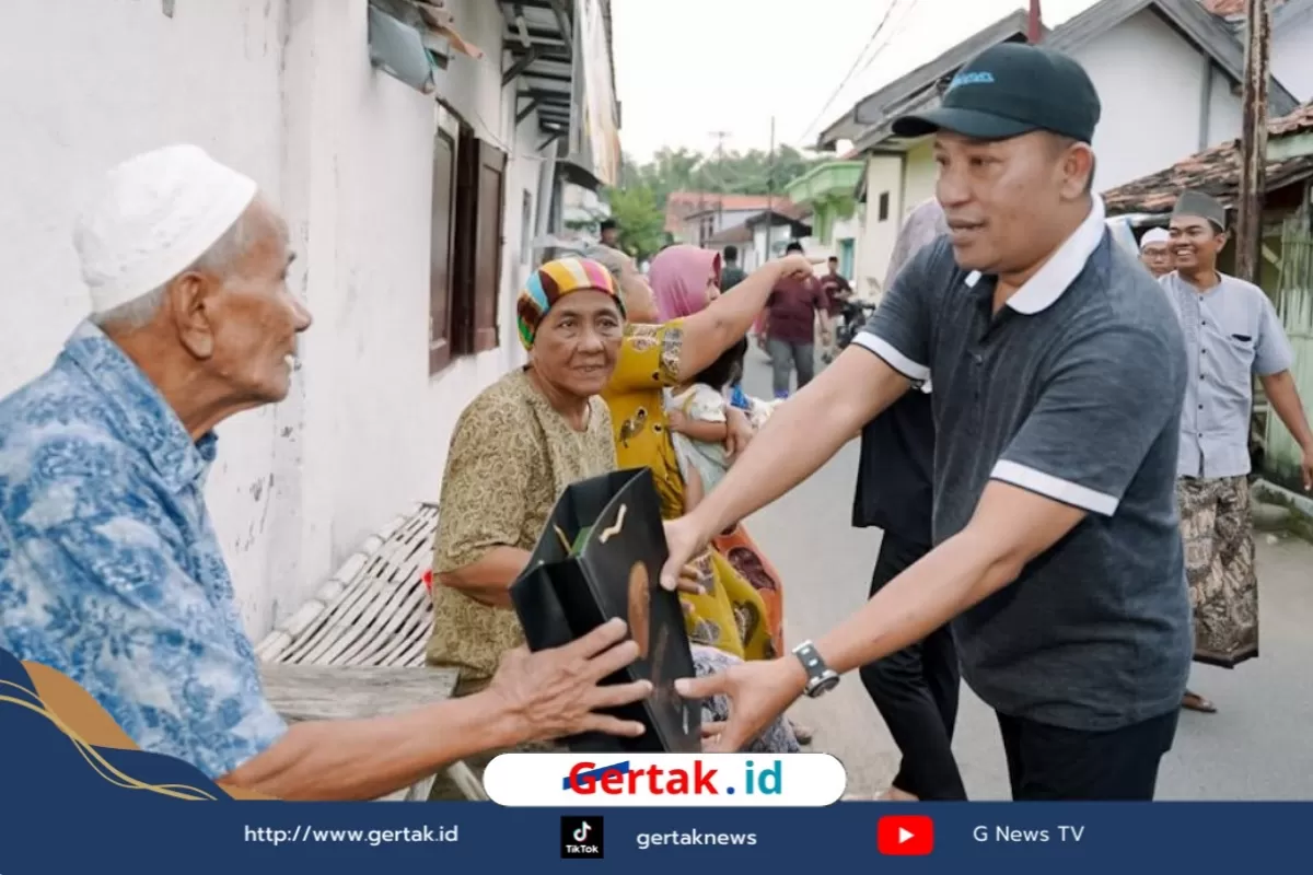 Blusukan Ramadhan, Bupati Sampang dan Ketua TP PKK Salurkan Sembako Door to Door  