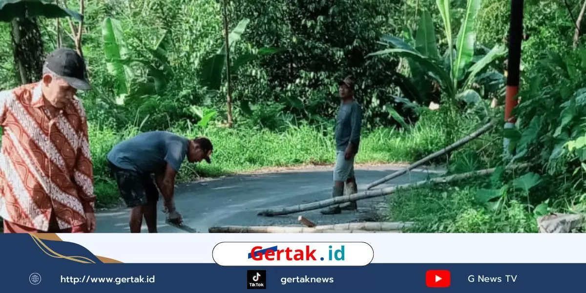 Penambalan penambalan jalan dipandegani Pak KH. Abdul Muiz, H. Nuron dan rekan"