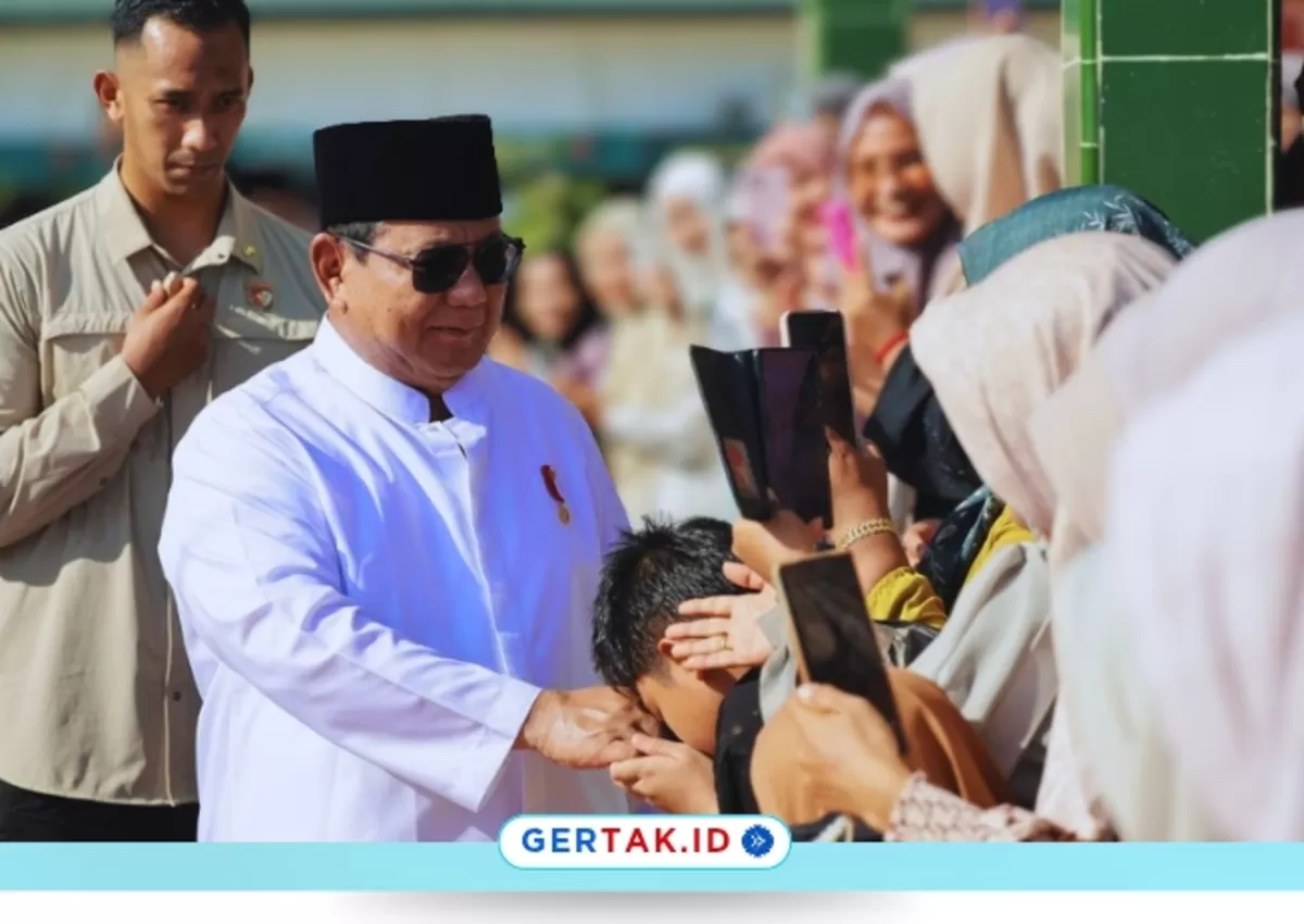 Presiden Prabowo usai melaksanakan Salat Idulfitri 1447 Hijriah di halaman Masjid Darussalam Aceh Tamiang, Sabtu (21/3)./Dok.BakomRI