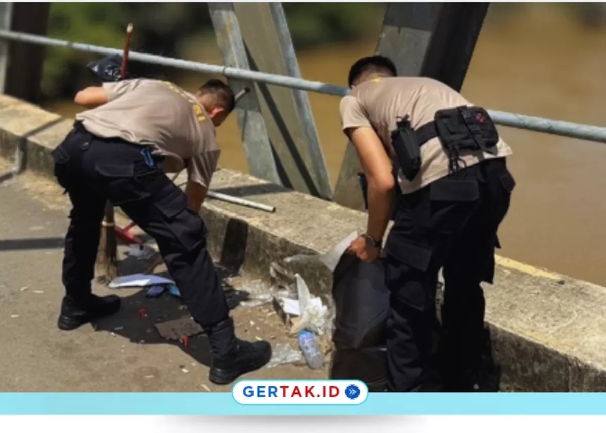 Jaga Ikon Daerah, Polres Melawi Sapu Bersih Sampah di Jembatan Melawi II./Dok.Alex Gertak.id