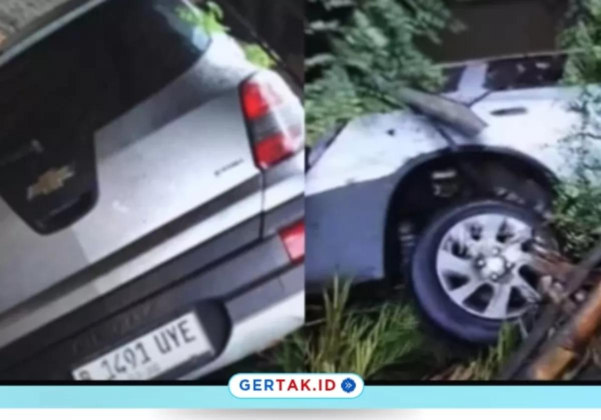 Kecelakaan Tunggal di Cikarang Utara Viral di Medsos, Mobil Terperosok ke Pekarangan Rumah./Foto.Ist