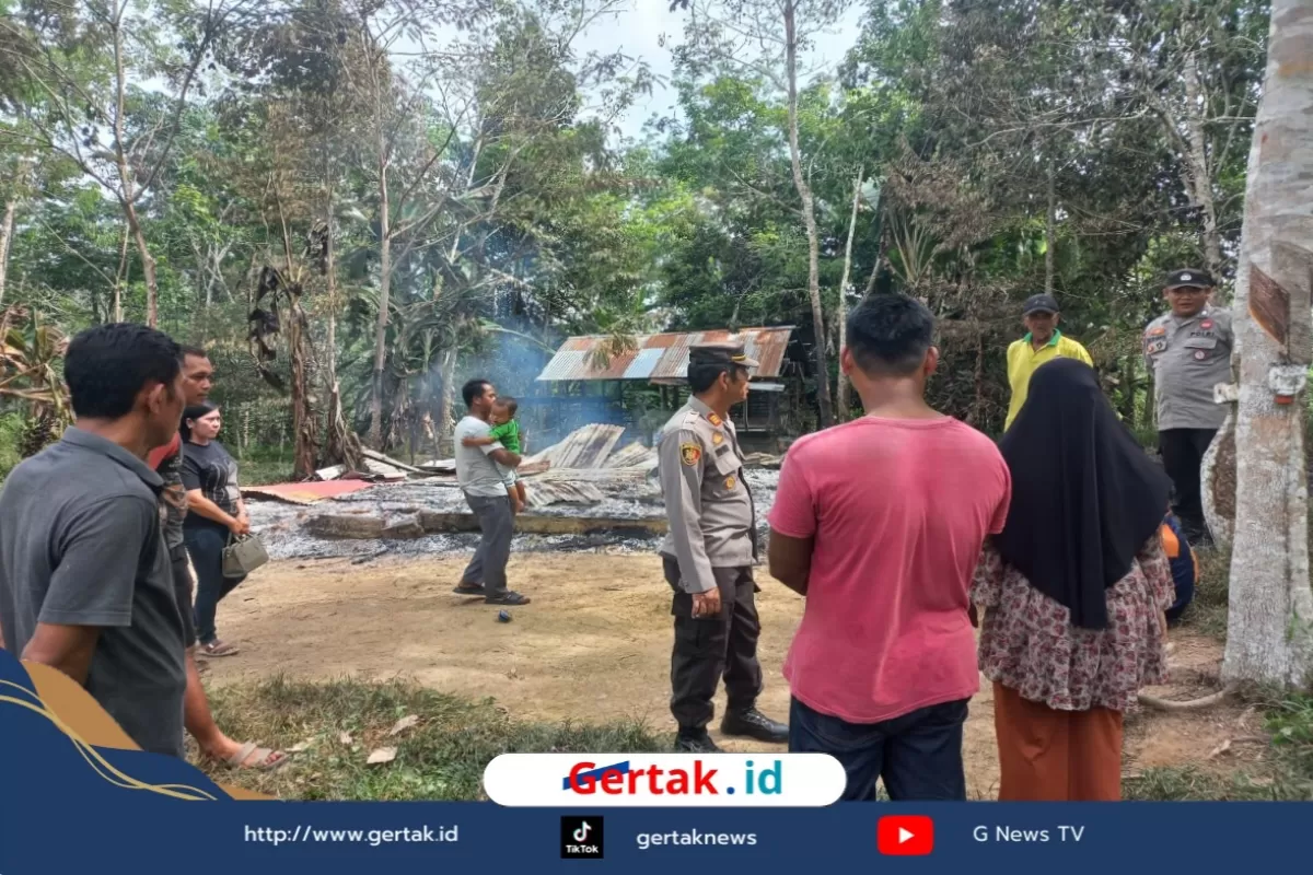 Diduga Akibat Kelalaian Kompor, Rumah Warga di Desa Empaci Ludes Terbakar.   