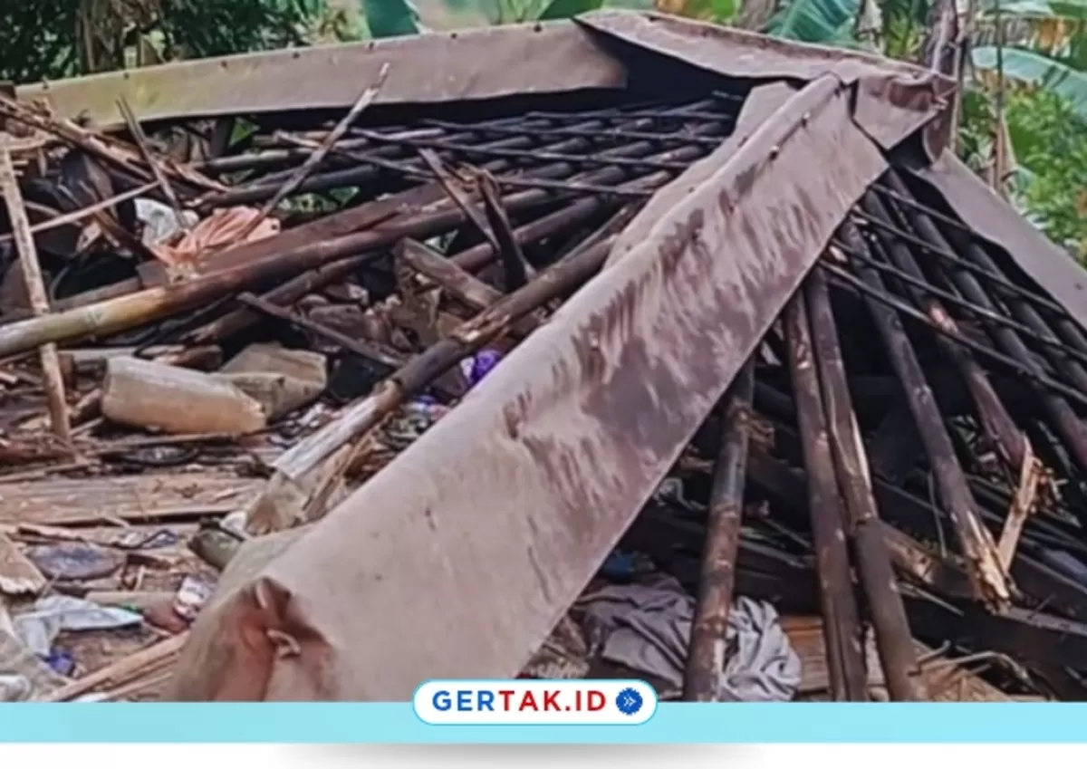 Salah satu Rumah lansia di Desa Maraya Sajira Lebak ambruk rata dengan tanah./Dok.Gertak.id