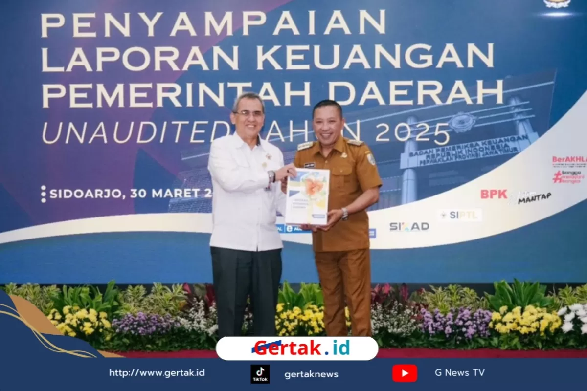 H Slamet Junaidi Serahkan LKPD Tahun Anggaran 2025 Kepada BPK RI Perwakilan Jatim