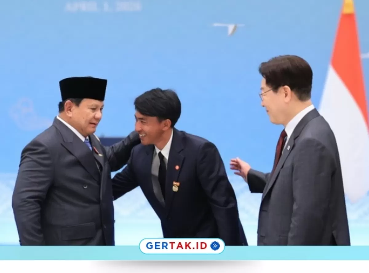Prabowo Tunjukkan Kebanggaan pada Sugianto, Pahlawan PMI Penyelamat Lansia di Korea Selatan./Dok.Gertak.id