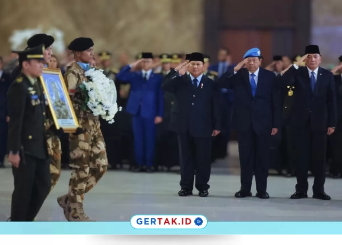 Suasana Haru di Soekarno-Hatta, Prabowo Sambut Jenazah Prajurit TNI Gugur di Lebanon./Dok.BakomRI