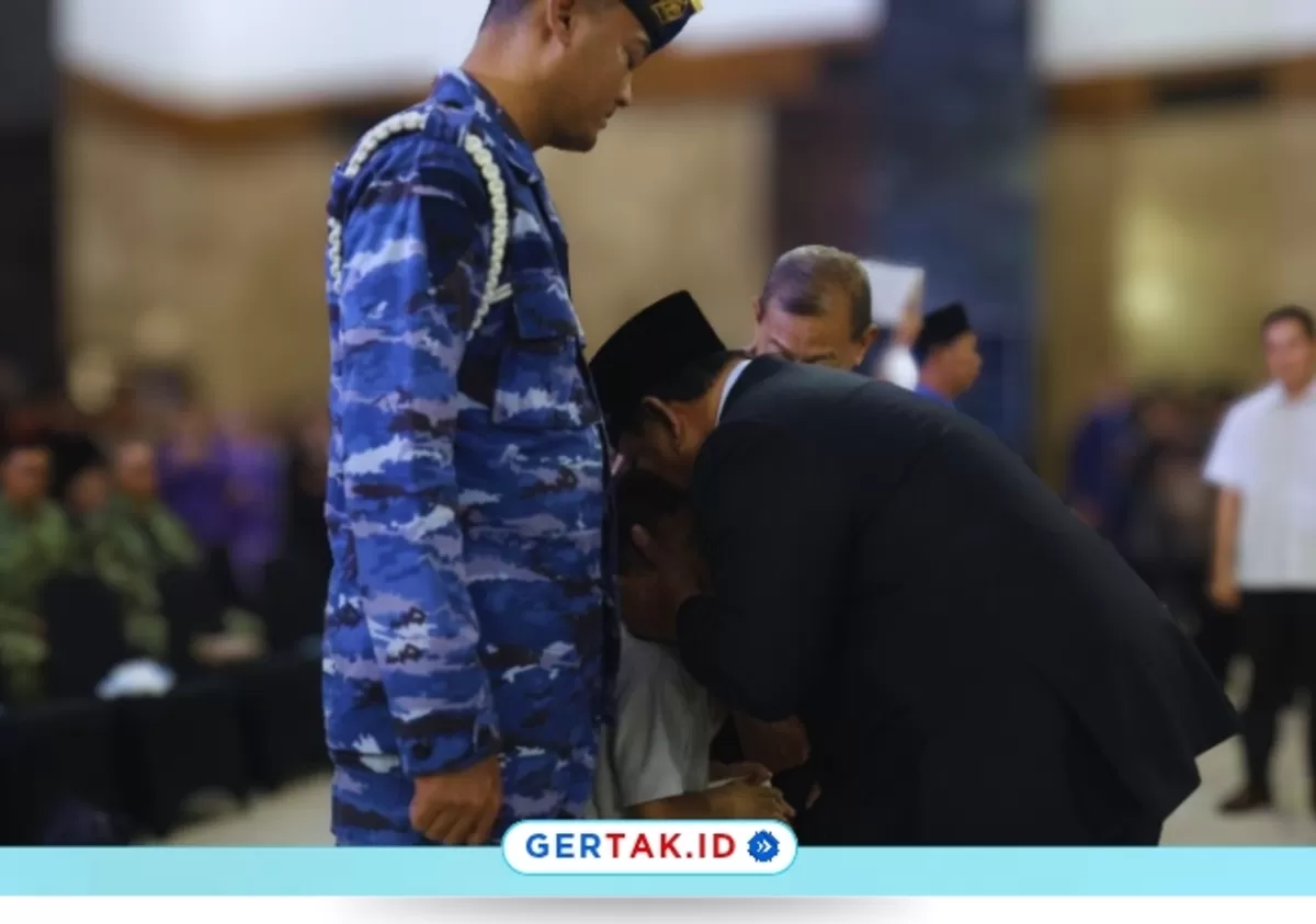 Prabowo Tunjukkan Empati, Peluk dan Cium Anak Prajurit TNI Gugur di Lebanon./Dok.BakomRI