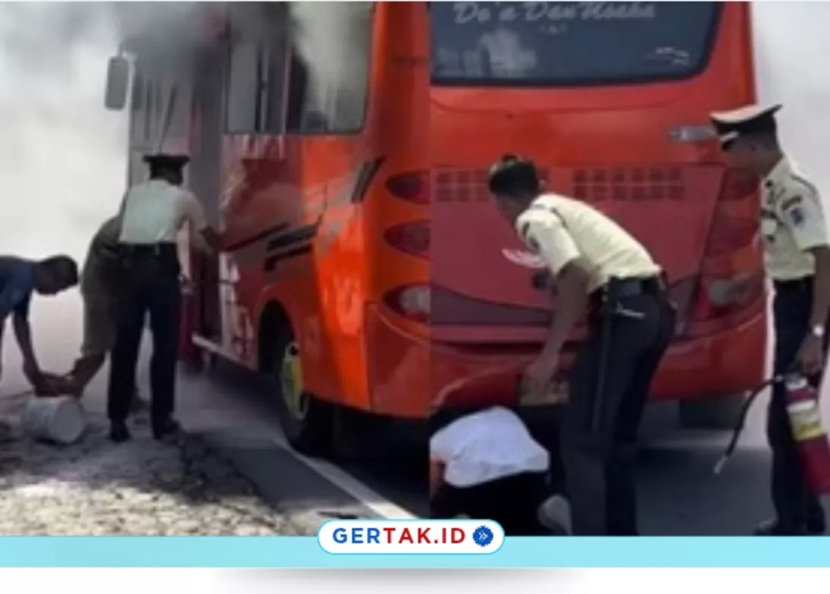 Satpam BRI Ajibarang Sigap Padamkan Minibus Terbakar Pakai APAR