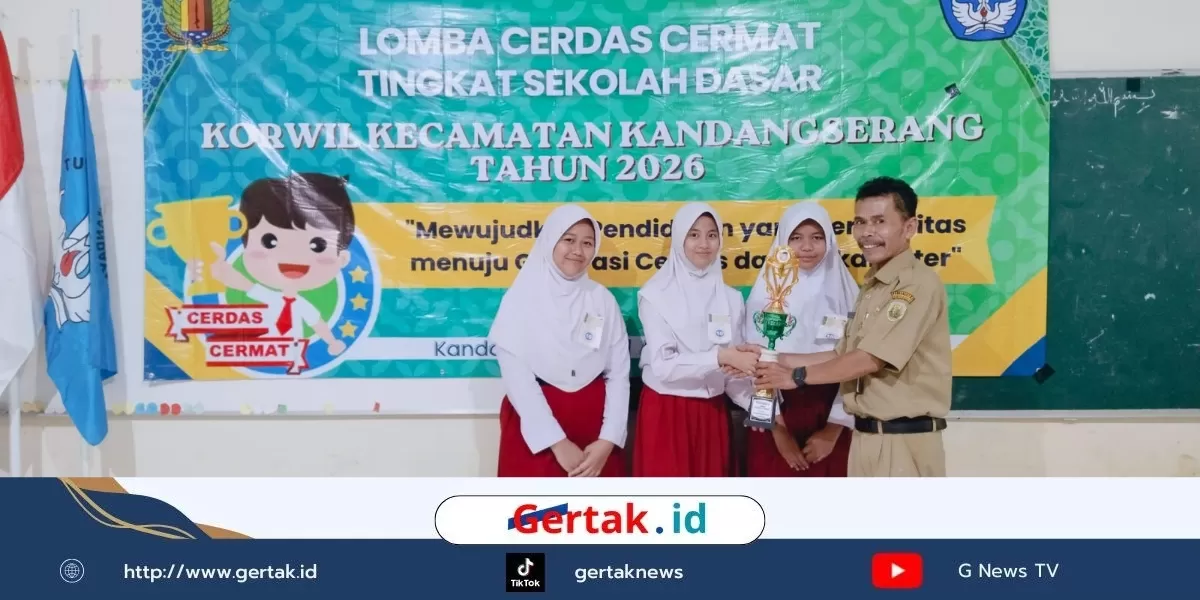 Foto penyerahan piala oleh korwil kandangserang kepada siswa SDN 01 Bubak yang meraih juara satu LCC. 