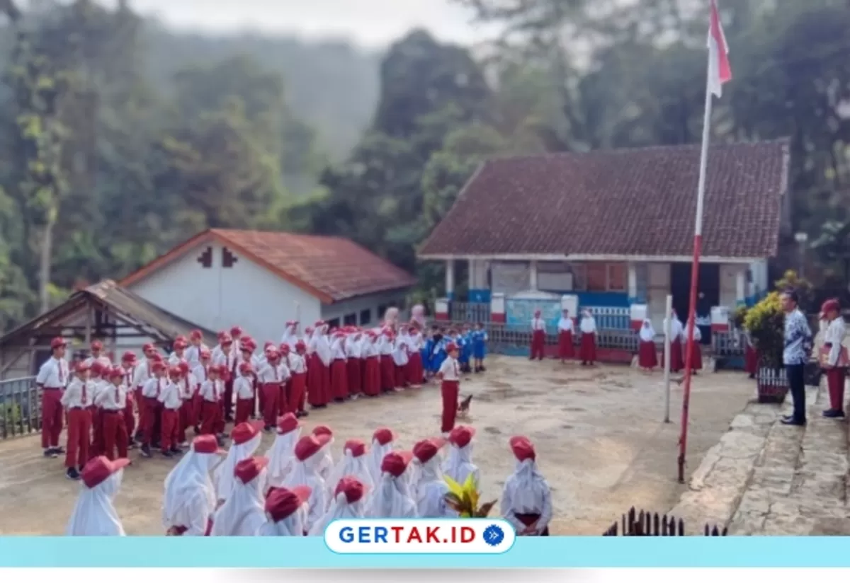 Foto : SDN 3 Hariang Sobang Peringati Hardiknas 2026 dengan Upacara Penuh Semangat