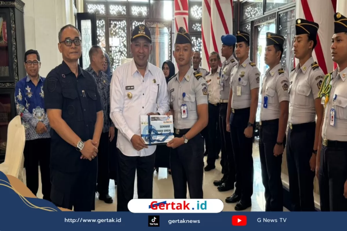 12 Taruna PTDI-STTD Undur Pamit ke Bupati Sampang Usai Riset Transportasi