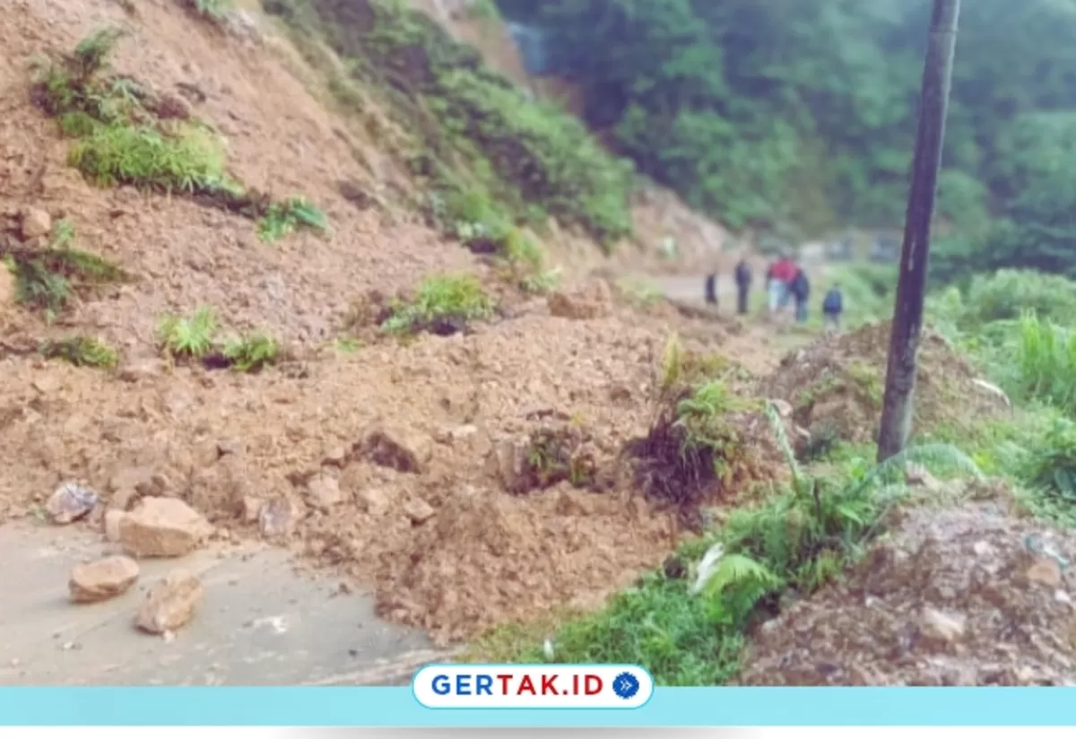 Tebing Longsor Tutup Jalan Citorek-Ciparay, Mobilitas Warga Lebak Terganggu./Dok.Gertak.id