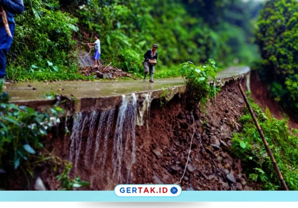 Keterangan Foto : Jalan desa dan turap di Desa Maraya dilaporkan mengalami kerusakan akibat bencana tersebut.