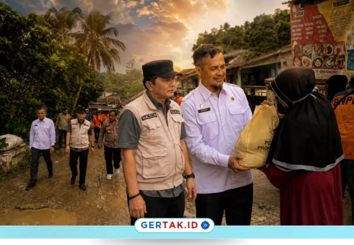 Halson Nainggolan mendampingi Asisten Perekonomian dan Pembangunan Serahkan Bantuan untuk Korban Banjir di Desa Margaluyu Sajira./Dok.Setda Lebak/Desain ulang Atippudin