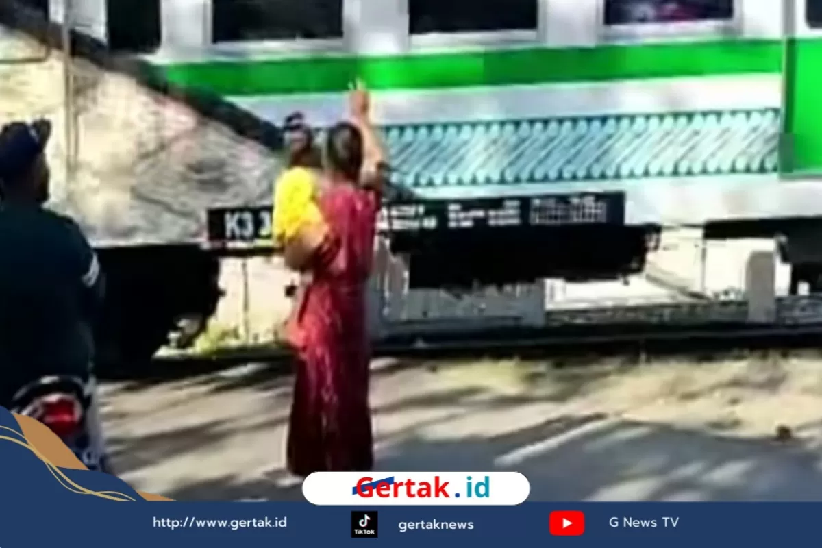 Relawan Ibu Penjaga Perlintasan KA Tanpa Palang di Wonogiri Viral