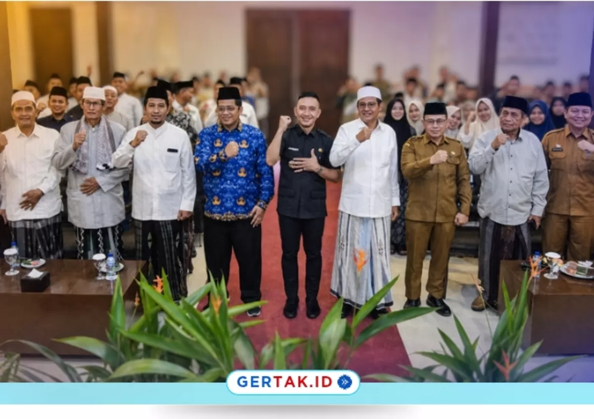 Foto: Bupati Lebak Hasbi Jayabaya (tengah mengenakan pakaian hitam) berfoto bersama tokoh agama, unsur pemerintah, dan peserta kegiatan di Kabupaten Lebak/Dok.Instagram @protokollebak.