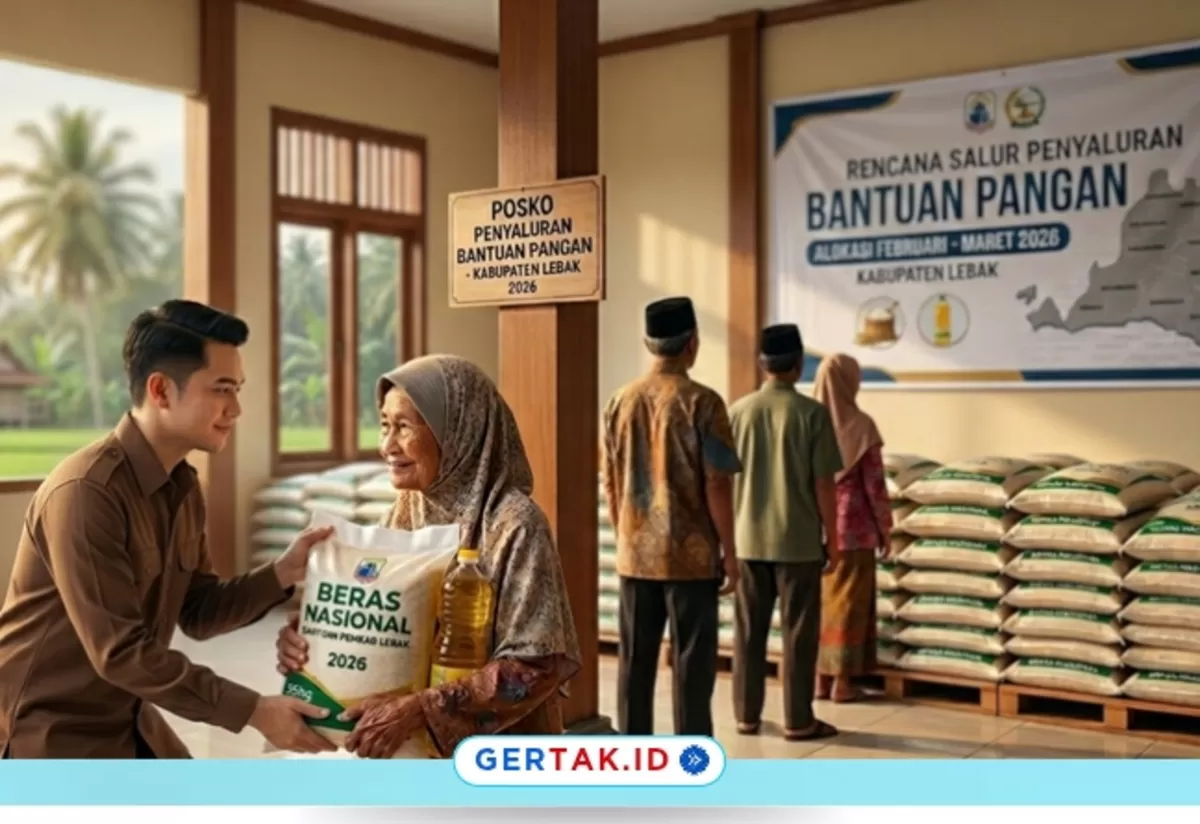 Foto ilustrasi: Seorang perangkat desa menyerahkan bantuan beras dan minyak goreng kepada warga lanjut usia saat penyaluran Bantuan Pangan.