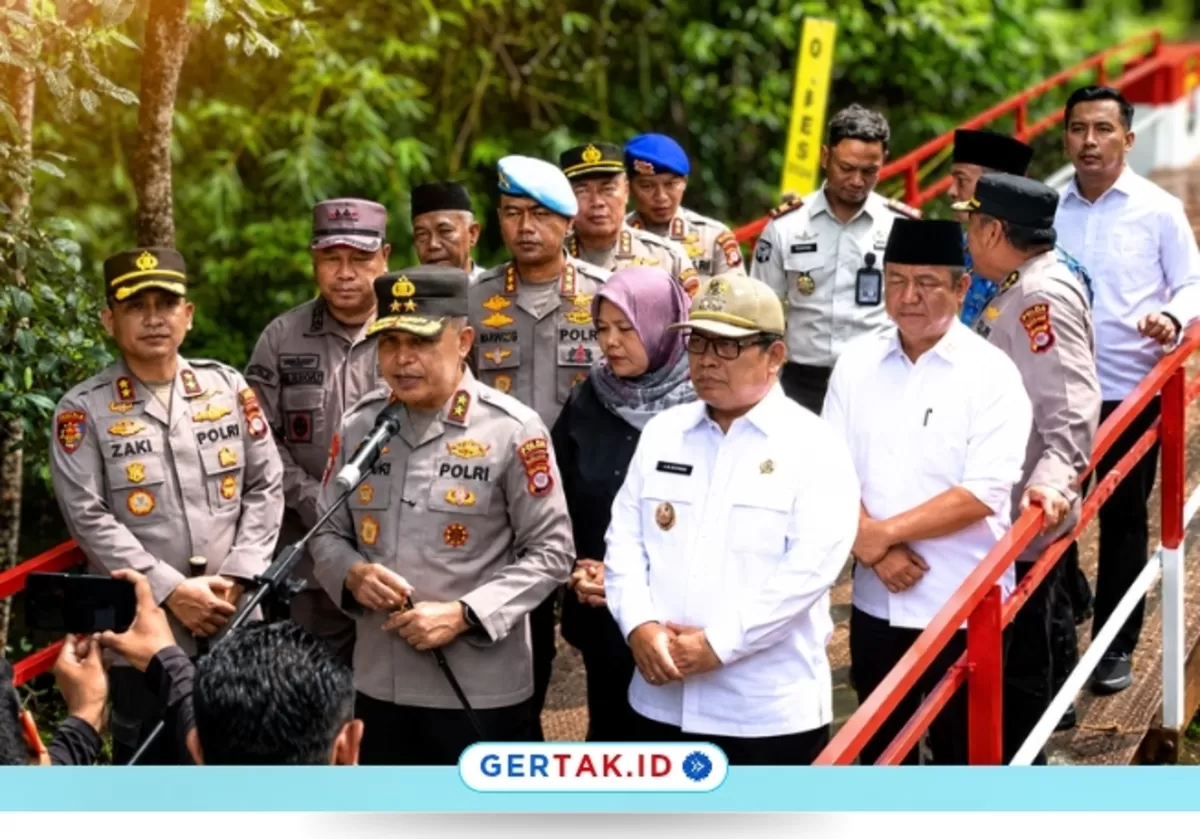 Foto : Wakil Bupati Amir Hamzah, Kapolres Lebak dan Kapolda Banten serta sejumlah pejabat Lebak lainnya Hadiri Penanaman Seribu Pohon dan Peresmian Jembatan Presisi di Lebak