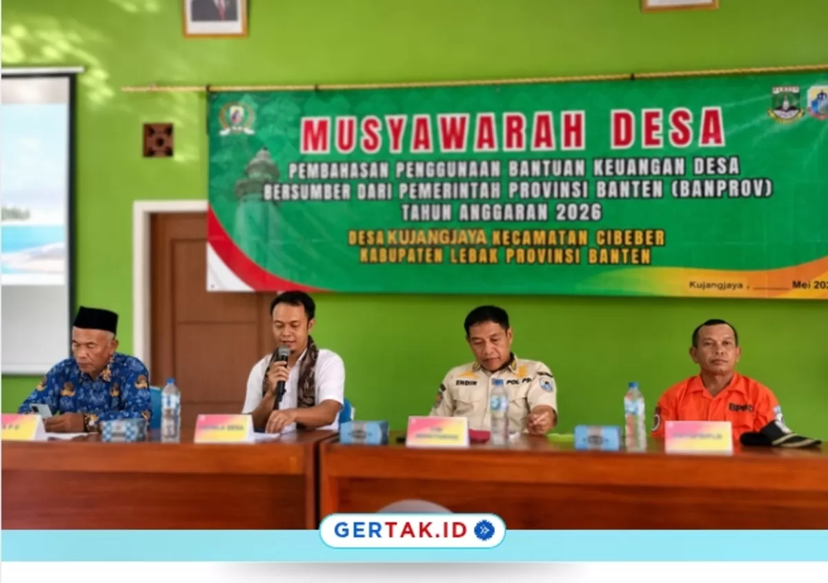 Foto : Sekretaris Desa Kujangjaya didampingi tim Monitoring saat menyampaikan informasi pada Musdes Bantuan Keuangan 2026