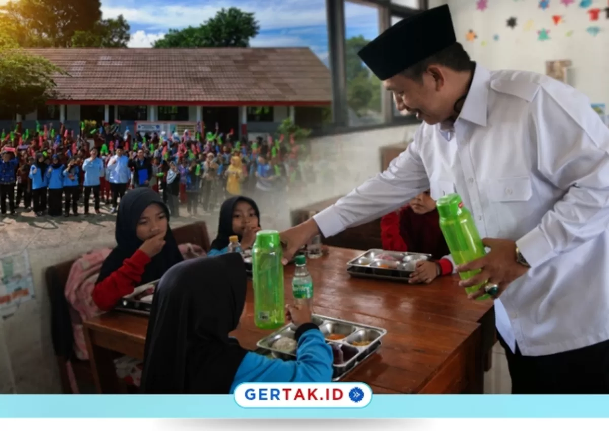 Keterangan Foto: Ketua Yayasan Lumbung Ilmu Nusantara sekaligus pengelola SPPG Kujangjaya, Perdi Sulaiman, membagikan tumbler kepada siswa SDN 1 Cikadu, Kabupaten Lebak, Kamis (21/5/2026).