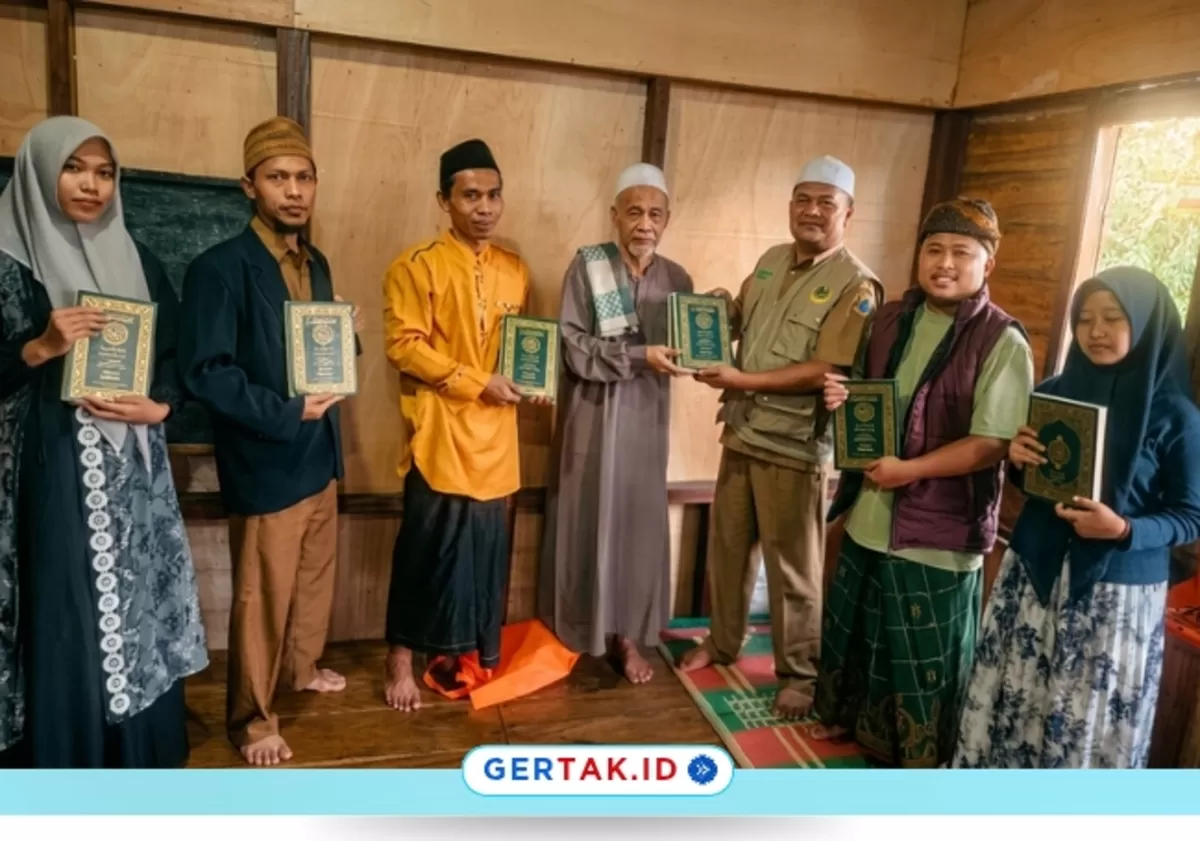 Keterangan Foto : Bentuk Dukung Pendidikan Keagamaan, MCIP Distribusikan 80 Al-Qur'an ke Pesantren Wewengkon Citorek./Dok.Gertak.id