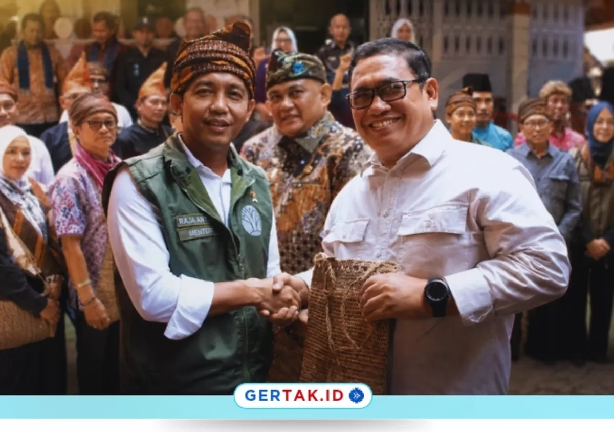 Keterangan Foto : Raja Juli Antoni didampingi Wakil Bupati Lebak Resmikan Roadmap Hutan Adat 2025&ndash;2029./Dok.Ig@Protokollebak
