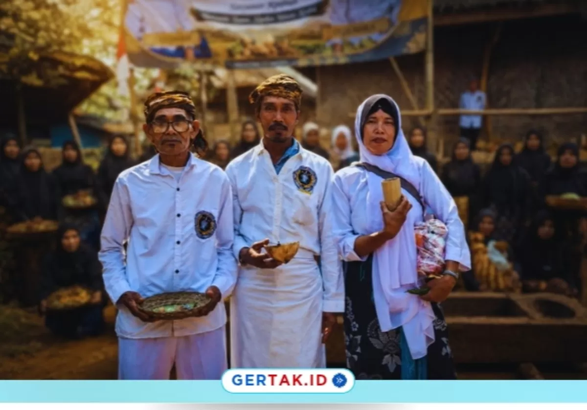 Keterangan Foto:Masyarakat Adat Kasepuhan Jamrut berpose bersama dalam rangka persiapan dan pelaksanaan Seren Taun 2026 di Desa Wangunjaya, Kecamatan Cigemblong, Kabupaten Lebak.