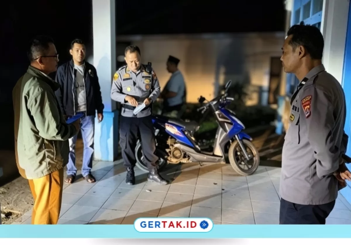 Keterangan Foto: Petugas kepolisian Polsek Cijaku mengumpulkan Keterangan dan pendataan di lokasi kejadian di Kantor Kecamatan Cigemblong, Kabupaten Lebak, pada Senin malam, 8 Juni 2026.