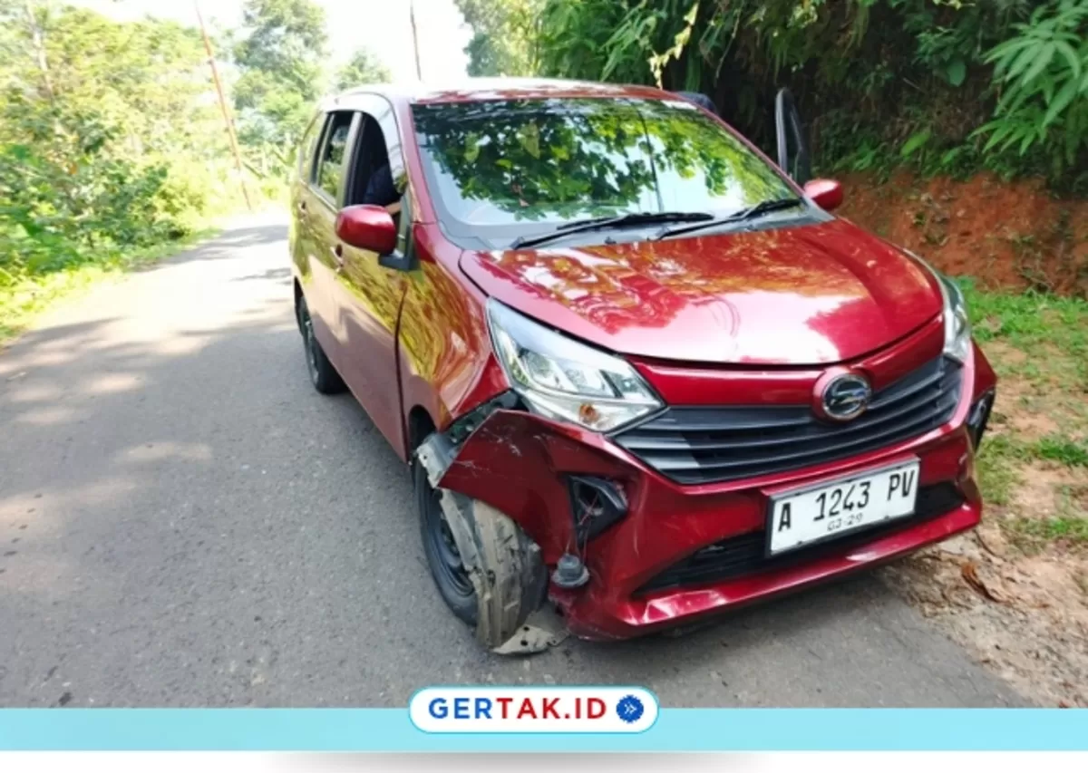 Keterangan foto: Mobil Daihatsu Sigra mengalami kerusakan pada bagian depan kiri usai terlibat kecelakaan di Jalan Raya Lebakgedong-Cipanas, Kabupaten Lebak./Dok.Mukhtar