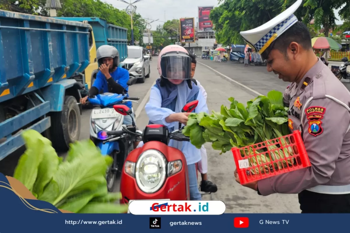 Satlantas Polres Sampang Bagi Sayuran Gratis untuk Pengendara Tertib  