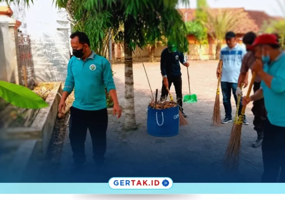 Keterangan foto: Semangat gotong royong warga dan unsur pemerintah mewarnai pelaksanaan Jumat Bersih (Jumsih) di Desa Ciminyak, Kecamatan Muncang, Jumat (12/6/2026). (Dok: Ig@kecamatanmuncang)