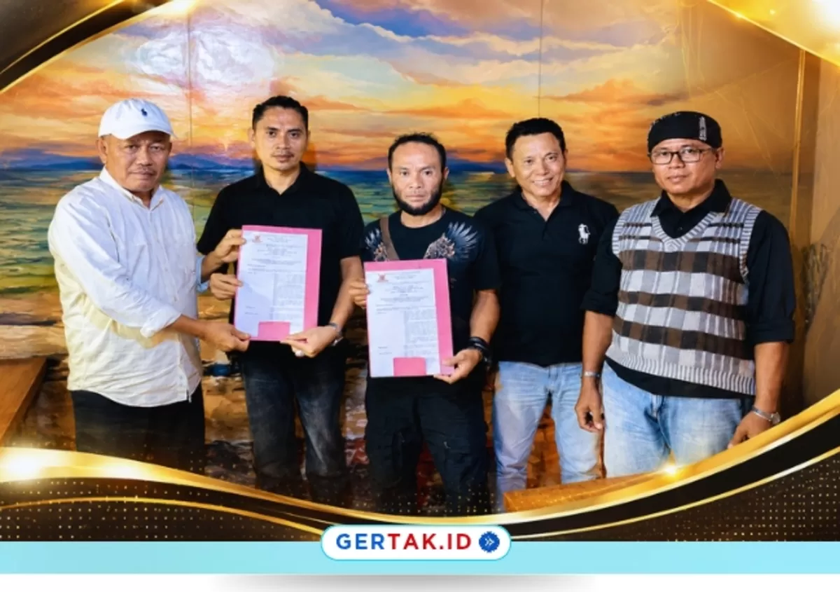 Keterangan foto: Pengurus DPC GRIB Jaya Kabupaten Lebak menunjukkan Surat Keputusan (SK) pembentukan PAC menjelang Rakercab 2026. /(Dok.Griblebak)