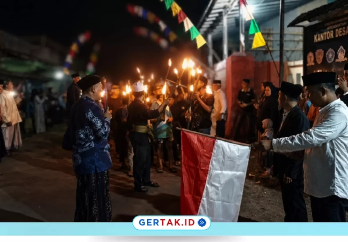 Keterangan foto:Prosesi pawai obor dan pelepasan peserta dalam rangka menyambut Tahun Baru Islam 1 Muharam 1447 Hijriah di Desa Cikadang./Dok.Pemdescikarang