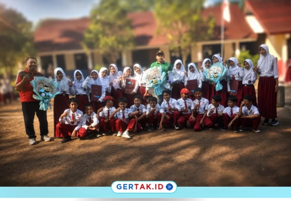 Keterangan Foto: Moment Siswa dan siswi kelas V Foto Bersama dengan Para Guru SDN 1 Maraya