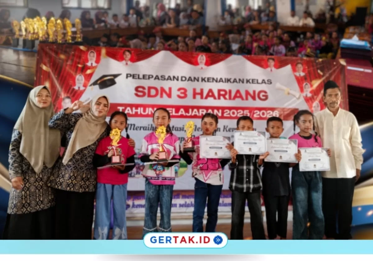 Keterangan Foto: Moment Foto Bersama Siswa dan Siswi dengan Para guru saat menerima Piala dan Piagam.