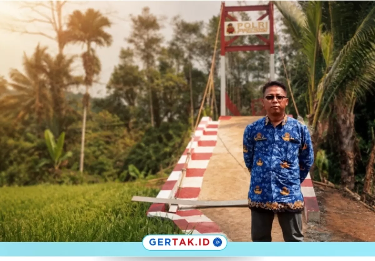 Keterangan Foto: Kasi Ekbangsos bersama staf Kecamatan Cigemblong melakukan peninjauan langsung ke lokasi proyek pada Rabu (17/6/2026).
