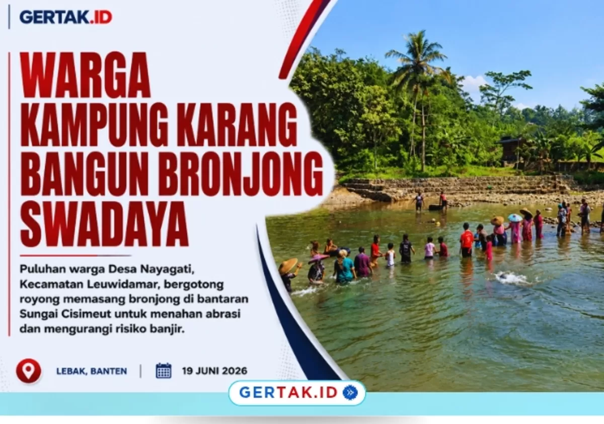 Keterangan Foto: Aksi Swadaya Warga Kampung Karang Perkuat Bantaran Sungai Cisimeut./Dok.Warga setempat