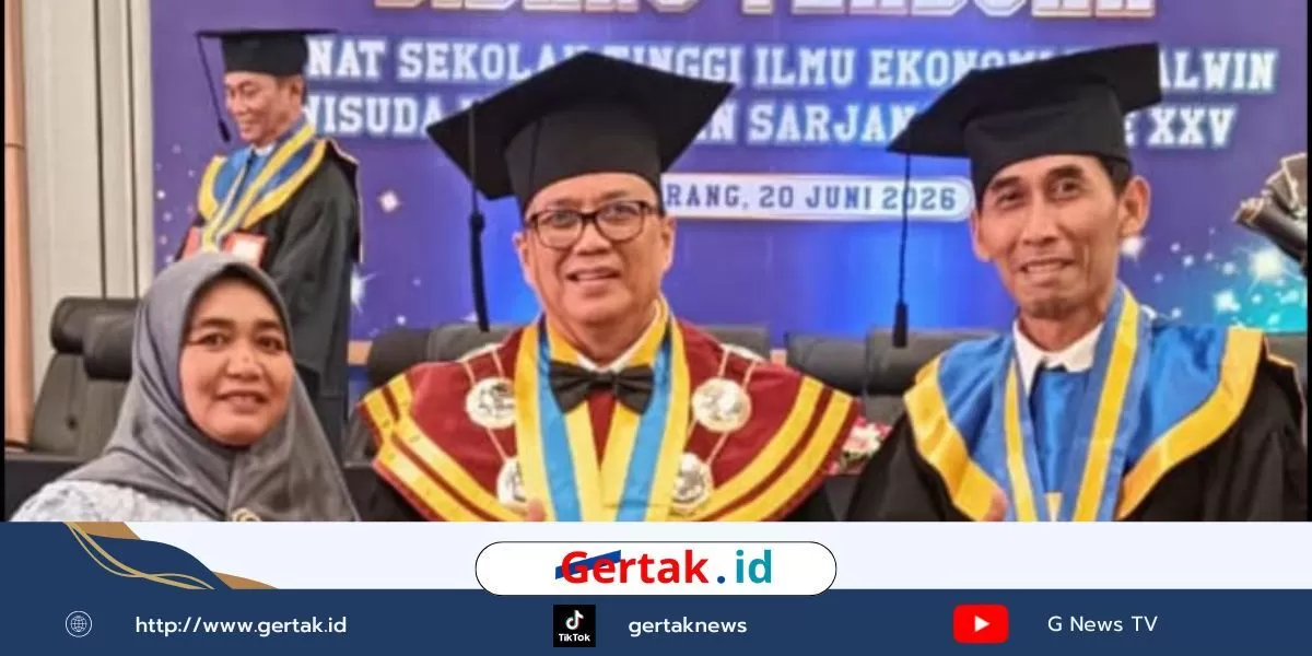 Pak kades Cahyono, S.M sebelah kiri