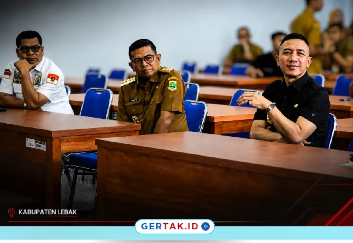 Keterangan Foto: Gubernur Banten Andra Soni bersama Bupati Lebak Moch. Hasbi Asyidiki Jayabaya saat meninjau pelaksanaan SPMB Tahun 2026/2027 di SMA Negeri 1 Rangkasbitung./Dok.Protokollebak/Gertak.id