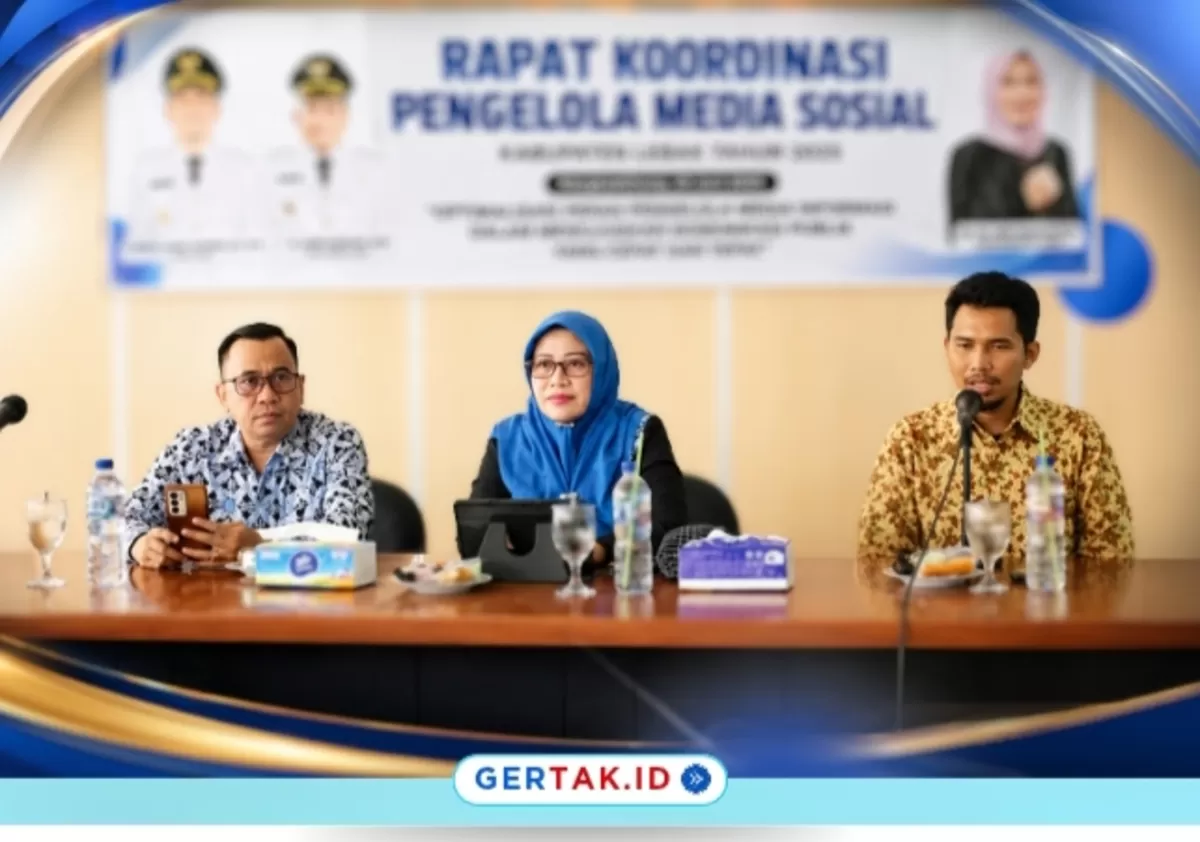 Keterangan Foto: Kepala DiskominfoSP (Tengah ) Kabupaten Lebak saat mengikuti Rapat Koordinasi Pengelola Media Sosial lintas perangkat daerah di Rangkasbitung, Kamis (25/6/2026)./Dok. DiskominfoLebak