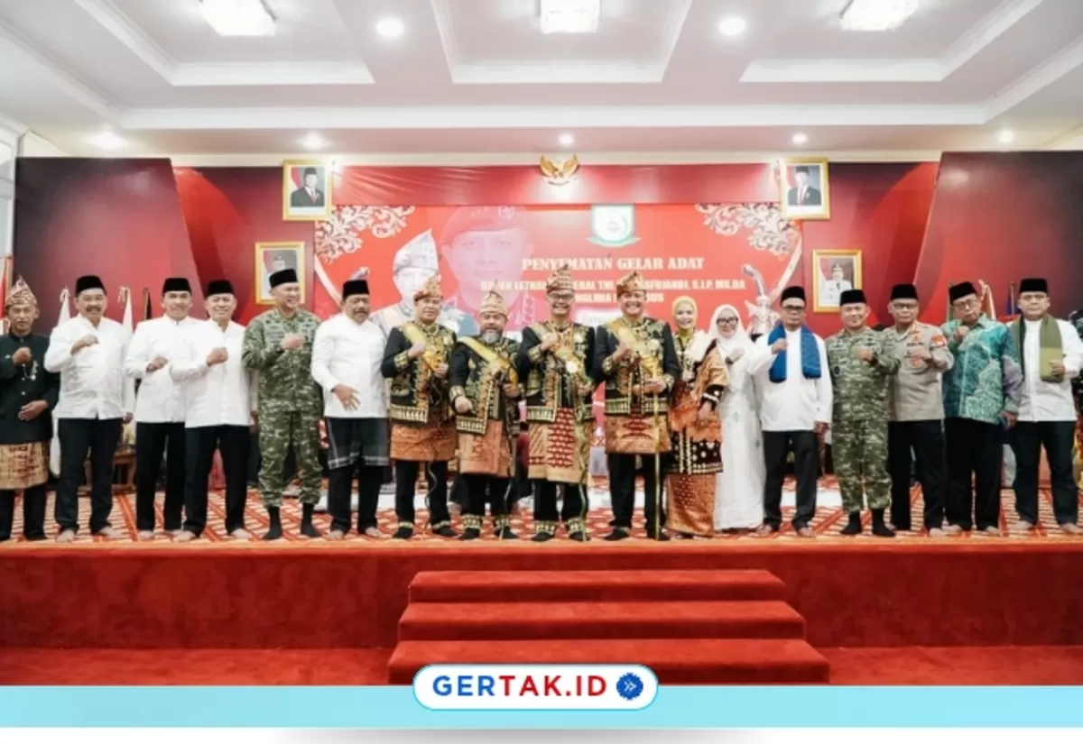 Keterangan Foto: Moment Foto bersama saat Putra Asal Bengkulu, Djon Afriandi Dianugerahi Gelar Adat Panglima Raja./Dok.Gertak.Id/Warsi
