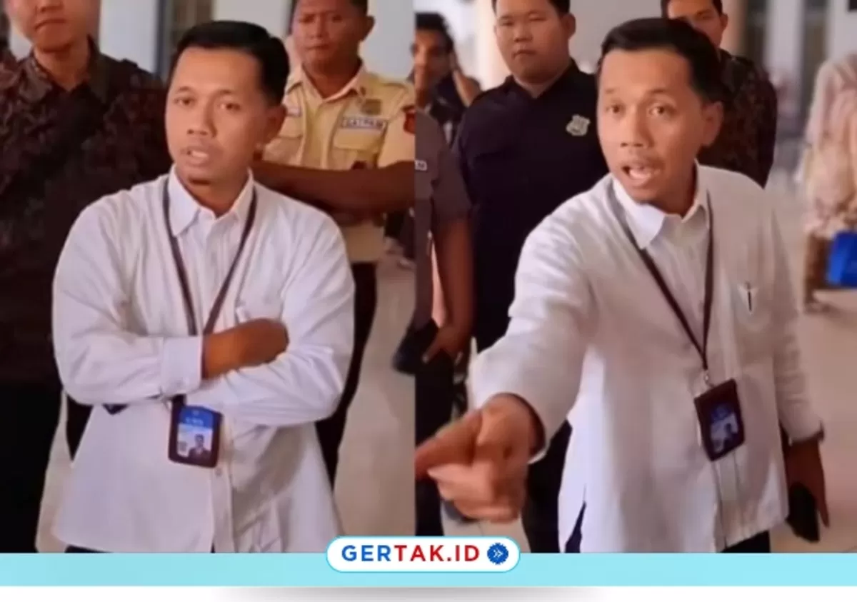 Foto : Tangkapan layar saat Wakil Rektor  UNY, Siswanto Berdebat dengan Mahasiswa soal Spanduk Kritik di Rektorat./(Instagram/gardabiru_uny)