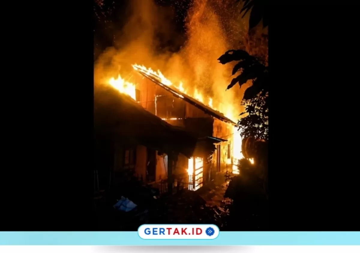 Keterangan foto: Kobaran api melalap rumah warga dalam peristiwa kebakaran di Kampung Babakan Impres, Desa Sinarjaya, Jumat (26/6/2026)./Tangkapan layar video yang beredar