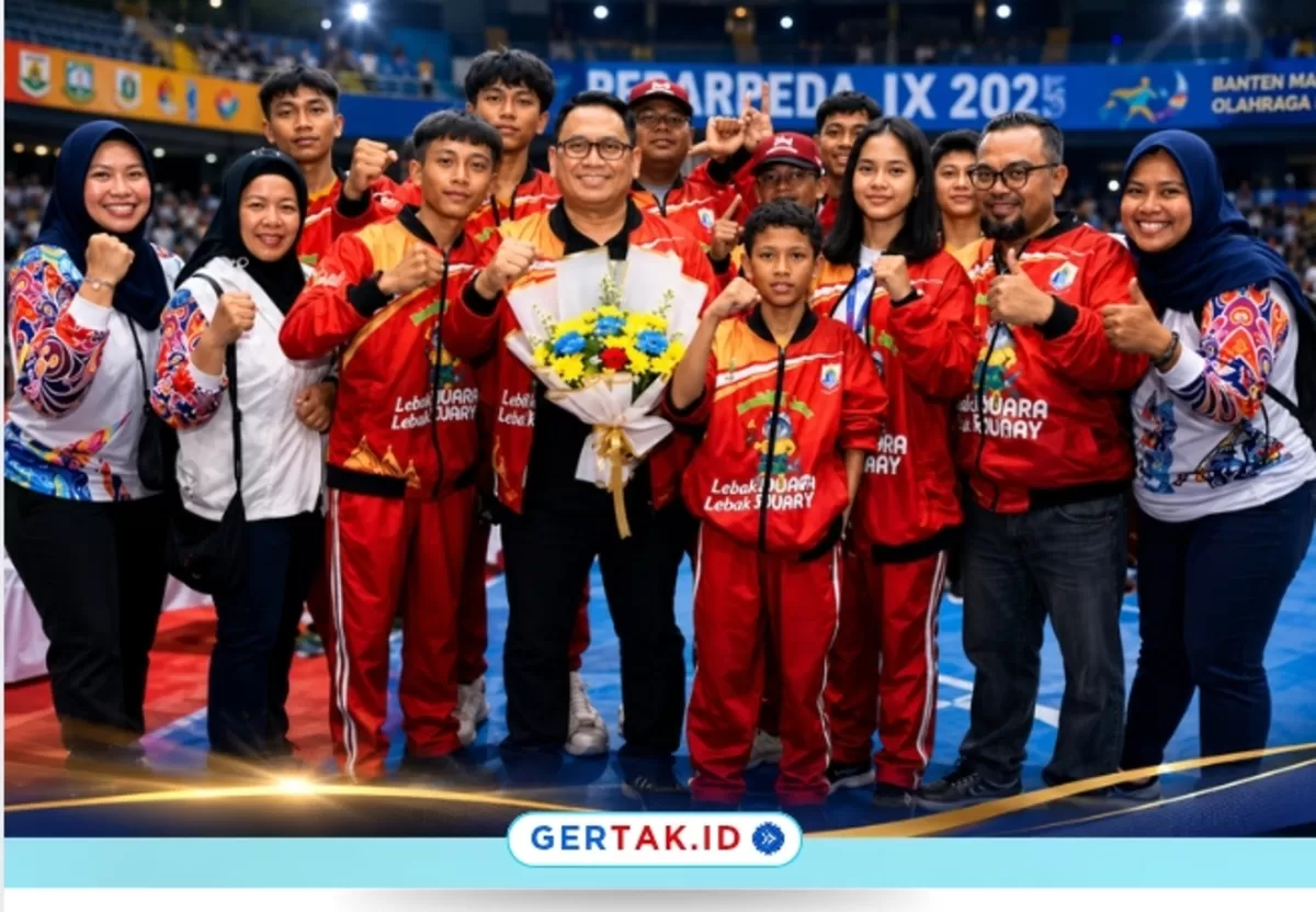 Foto: Wakil Bupati Lebak Amir Hamzah berfoto bersama kontingen Kabupaten Lebak usai meraih Juara Umum II Peparpeda IX Banten 2026 di ASA Sport Center,Cilegon, Sabtu (27/6/2026)./Dok.Protokollebak